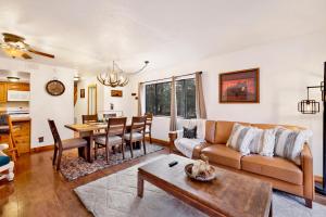 un soggiorno con un divano e un tavolo di Inn Between Pines#1411 a Big Bear Lake