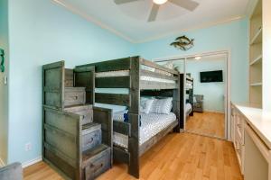 Un dormitorio con una litera con cajones de madera. en Tortuga Inn, en Galveston 32 fotos más