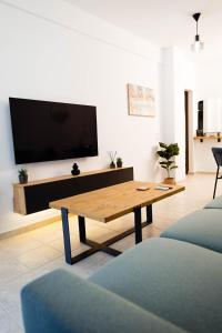 Μια τηλεόραση ή/και κέντρο ψυχαγωγίας στο Sapphire Luxury Apartment Axd