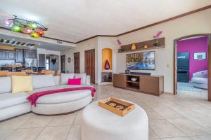 a living room with a couch and a table at Viva Beach Life Comfortable Oceanfront in Puerto Peñasco