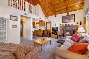 ein Wohnzimmer mit zwei Sofas und einem Kamin in der Unterkunft Dusk to dawn #557 in Big Bear Lake