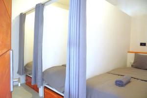 Postel nebo postele na pokoji v ubytování Tipsea Turtle Rooftop Hostel Gili Trawangan