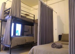 Postel nebo postele na pokoji v ubytování Tipsea Turtle Rooftop Hostel Gili Trawangan