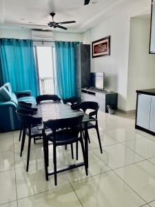 ein Esstisch und Stühle in einem Wohnzimmer in der Unterkunft 3room condo Almyra Residence Puteri Bangi in Kajang