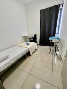 ein kleines Zimmer mit einem Bett und einem Stuhl in der Unterkunft 3room condo Almyra Residence Puteri Bangi in Kajang + 14 Fotos