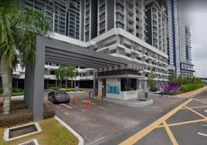 ein Auto, das auf einem Parkplatz vor einem Gebäude geparkt ist in der Unterkunft 3room condo Almyra Residence Puteri Bangi in Kajang