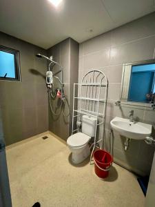 ein Badezimmer mit Dusche, Toilette und Waschbecken in der Unterkunft 3room condo Almyra Residence Puteri Bangi in Kajang