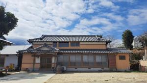 a house with an asian roof on top of it at ブラボーワールド in Shimabara