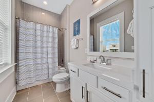 Ένα μπάνιο στο New Listing! Luxury Home, Sleeps 10 w/ Shared Pool
