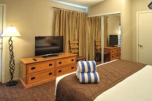 Habitación de hotel con cama y TV de pantalla plana. en PVC at The Roundhouse Resort en Pinetop-Lakeside