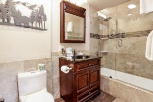 een badkamer met een toilet, een wastafel en een douche bij Circle views #1602 in Big Bear Lake +10 foto's
