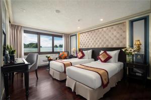 Postel nebo postele na pokoji v ubytování Halong Athena Cruise