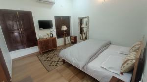 Katil atau katil-katil dalam bilik di Khurja Wali Dharamshala