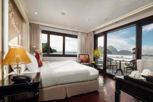 Postel nebo postele na pokoji v ubytování Halong Athena Cruise + 37 fotografií