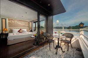 Postel nebo postele na pokoji v ubytování Halong Athena Cruise