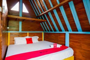 Ένα ή περισσότερα κρεβάτια σε δωμάτιο στο RedDoorz near UMY Yogyakarta 3