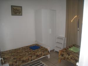 ペルピニャンにあるApartment Rue Saint Francois de Pauleのベッドルーム1室(ベッド2台付)