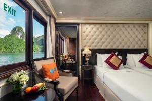 Postel nebo postele na pokoji v ubytování Halong Athena Cruise