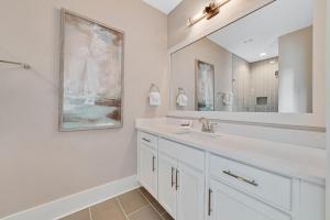 Ένα μπάνιο στο New Listing! Luxury Home, Sleeps 10 w/ Shared Pool