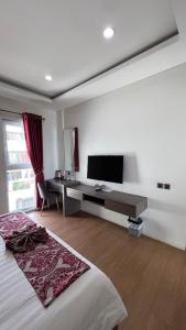 TV a/nebo společenská místnost v ubytování PURNAMA BALIGE HOTEL