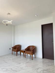Posezení v ubytování PURNAMA BALIGE HOTEL