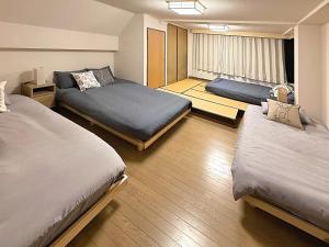 Postel nebo postele na pokoji v ubytování takara house