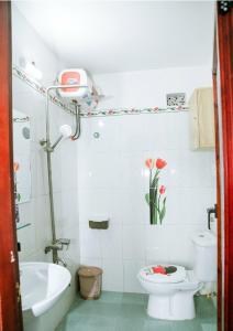 a bathroom with a toilet and a tub and a sink at Trường Yến Hotel Ninh Bình in Ninh Binh
