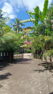 Un jardín fuera de SAMUDRA INDAH Homestay