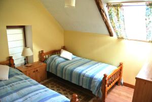 سرير أو أسرّة في غرفة في Mimosa Cottage