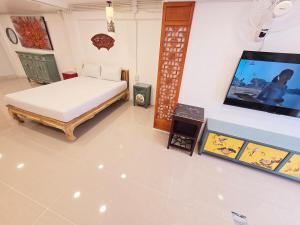 Μια τηλεόραση ή/και κέντρο ψυχαγωγίας στο Crane nest 1 Easy-peasy no stairs