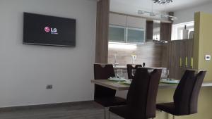 TV a/nebo společenská místnost v ubytování Apartments Tre Perle