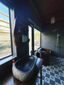Un baño con un lavabo grande y una bañera. en Trang An River Sunshine, en Ninh Binh