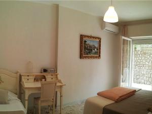 1 dormitorio con escritorio, 1 cama y 1 mesa en Don Andrè, en Sorrento