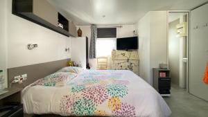 Ένα ή περισσότερα κρεβάτια σε δωμάτιο στο Mobilhome AZUR 18