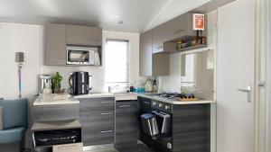 Η κουζίνα ή μικρή κουζίνα στο Mobilhome AZUR 18 +2 φωτογραφίες