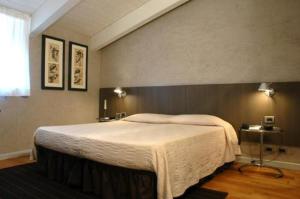 - une chambre avec un grand lit dans l'établissement Century Hotel, à Parme