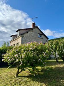 ein altes Haus mit Blumen vor einem Gebäude in der Unterkunft La Folie Giverny - Villa Premium - 3 Suites VIP - 8 Pièces 150M2- Centre Village - Maison privatisée -Jardin paysagé - Parking- in Giverny