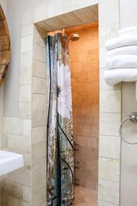 Koupelna v ubytování The Bonnie Inn Unit 5 with Breakfast Nook