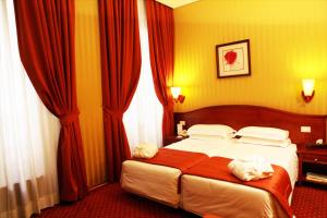Letto o letti in una camera di Augusta Lucilla Palace