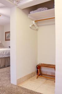 Postel nebo postele na pokoji v ubytování The Bonnie Inn Unit 5 with Breakfast Nook