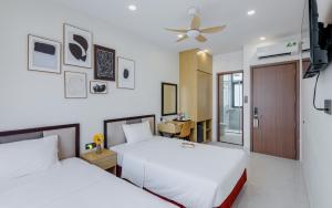 Un dormitorio con dos camas y un televisor. en Lalisa Hotel Grand World Phu Quoc, en Phu Quoc 108 fotos más