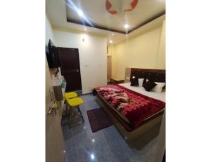 A bed or beds in a room at Hotel Chandralok, Chitrakoot