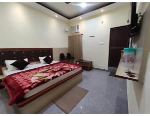 A bed or beds in a room at Hotel Chandralok, Chitrakoot