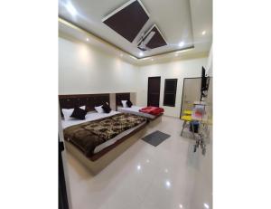 A bed or beds in a room at Hotel Chandralok, Chitrakoot