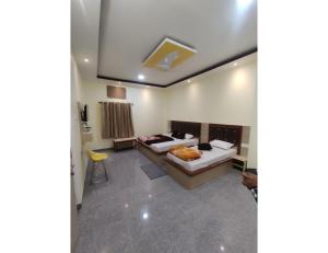 A bed or beds in a room at Hotel Chandralok, Chitrakoot