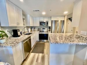 Kuchyň nebo kuchyňský kout v ubytování Wilmington avenue 50 #107 + 4 fotografie