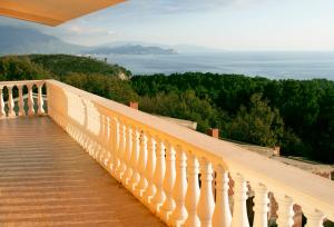 a balcony with a view of the ocean at Vila Kraljica Snežna in Sutomore