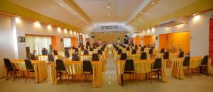 einen großen Bankettsaal mit Tischen und Stühlen in der Unterkunft Huandalha Resort in Ban San Pa Sak + 78 Fotos