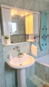 un bagno con lavandino e specchio di Vila Marija a Sarajevo