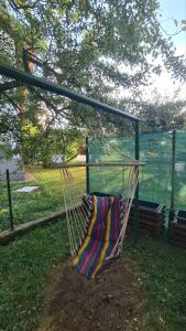 amaca appesa a un palo in un parco di Vila Marija a Sarajevo Altre 30 foto